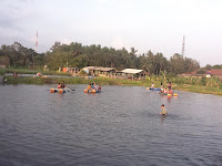 sore yang seru bermain perahu kataraf di kolam Tajem Maguwoharjo