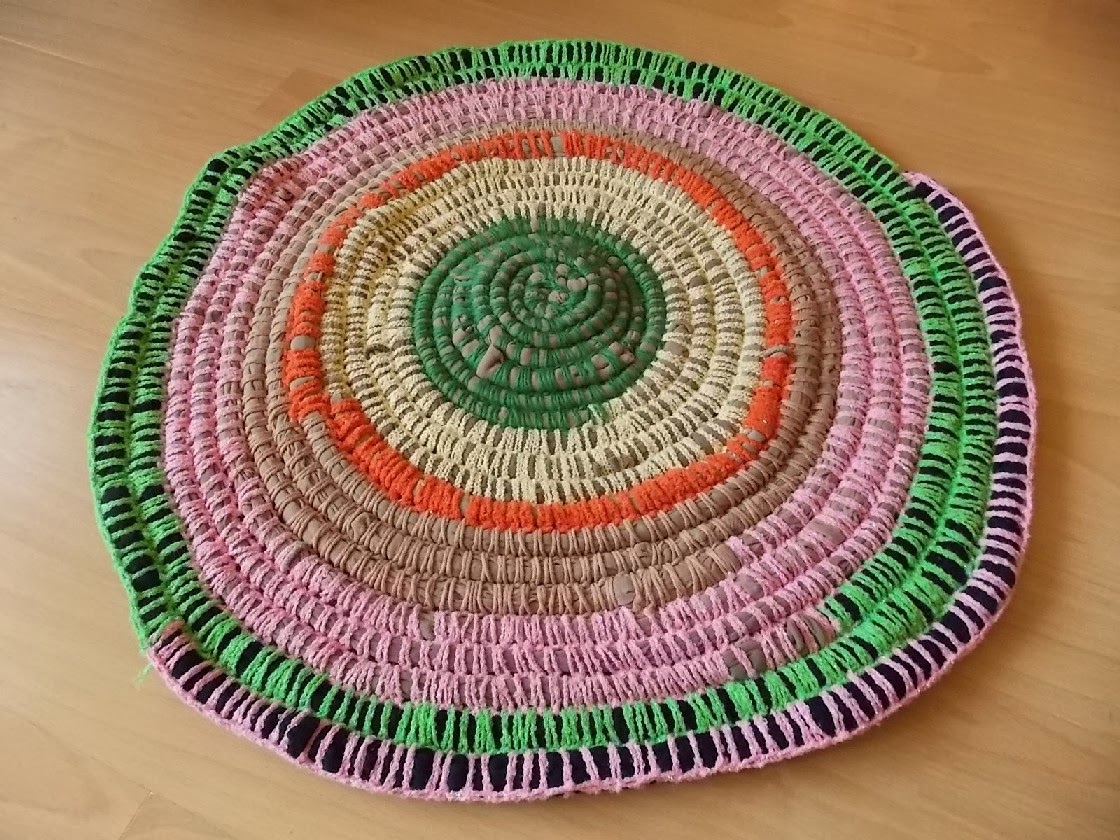 вязаный коврик из капроновых колготок. коврик из колготок. плетеный коврик. вязание коврика колготками. вязание коврика колготками.