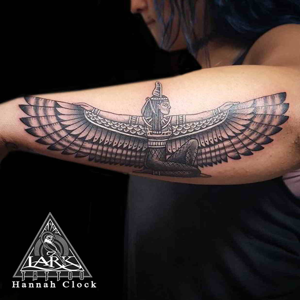 vemos a una mujer con tatuaje egipcio en el antebrazo