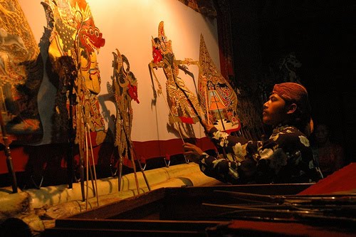 Mendorong Inovasi dalam Seni: Pelatihan Pembuatan Wayang Kulit atau Batik Tradisional Desa untuk Pengembangan Industri Kreatif