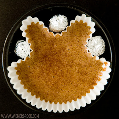 Schoko-Hasen-Muffins, saftige Schokoladen-Muffins in Hasenform mit weißer Kuvertüre, Rezept mit sehr wenig Mehl, perfekt zu Ostern / Bunny shaped chocolate muffins [wienerbroed.com]