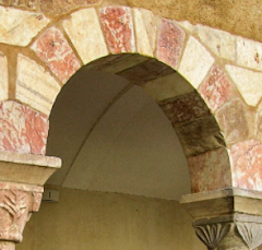 Saint-Génis-des-Fontaines, arcade du cloître
