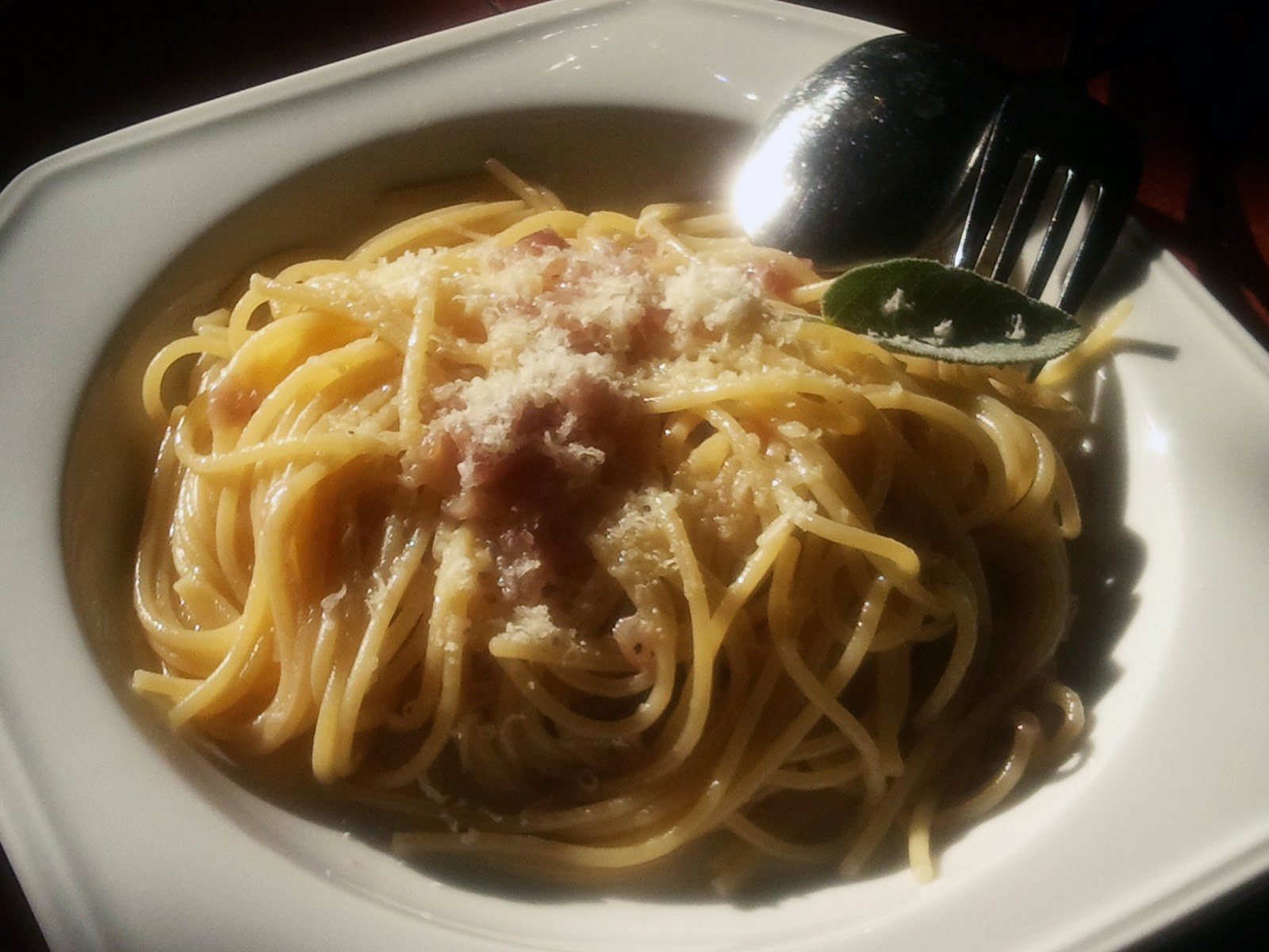 Miri's Kitchen: Spaghetti mit Zwiebel-Salbeisauce Miri's Kitchen: Spaghetti mit Zwiebel-Salbeisauce