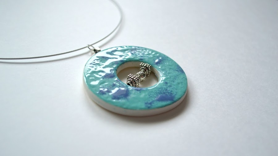 colgante arcilla polimérica y esmalte 