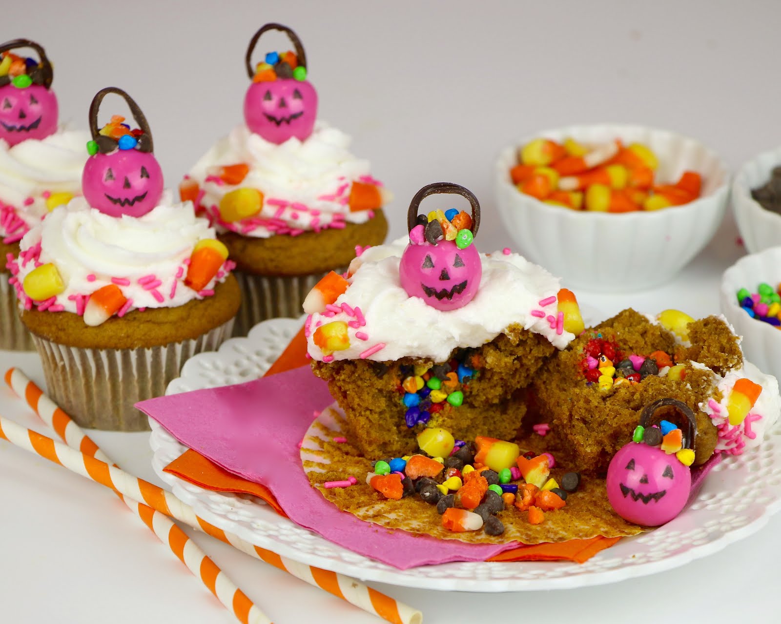 VIDEO Trick-or-Treat Halloween Pumpkin Cupcakes - The Lindsay Ann