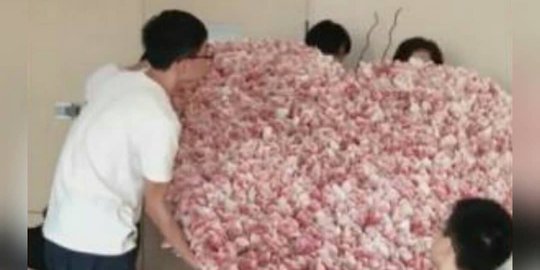 Di China, Pria Beri Hadiah Bucket Uang Rp 736juta Untuk Kekasihnya Malah Ditangkap Polisi