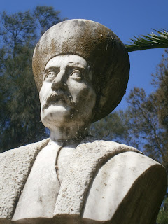 προτομή του Ιωάννη Παπαδιαμαντόπουλου στον Κήπο των Ηρώων στο Μεσολόγγι