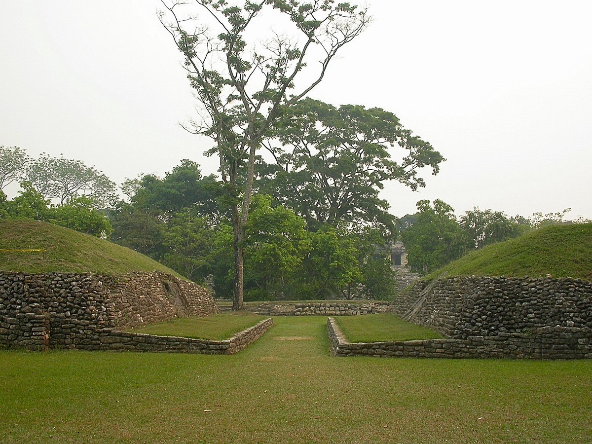 Elément incontournable de tout site maya : le terrain de balle. Un jeu terrible puisque les perdants pouvaient perdre la vie… un honneur pour nourrir les dieux.