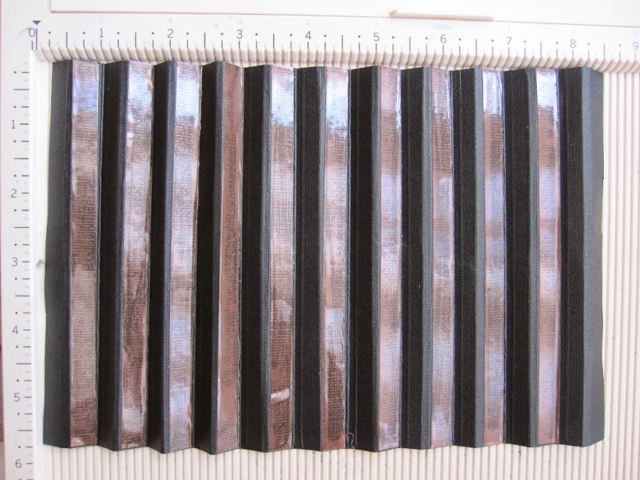 paso 2 tutorial mini-álbum scrapbook, lomo negro plegado y con cinta adhesiva de doble cara pegada en los dobleces 