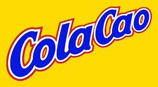 Logo de Cola Cao. Texto Colacao: letras azules con borde rojo sobre fondo amarillo