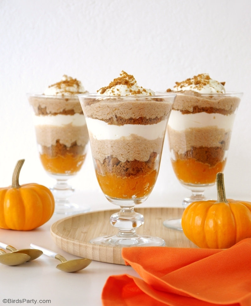 No-Bake Pumpkin Spice Parfaits Recipe - a delicious, quick and easy to make dessert for fall or Thanksgiving celebrations! by BIrdsParty.com @birdsparty #recipe #dessert #pumpkinspice #pumpkinspiceparfait #pumpkinparfait #pumpkindessert #falldesssert #thanksgivingdessert #nobakdessert
