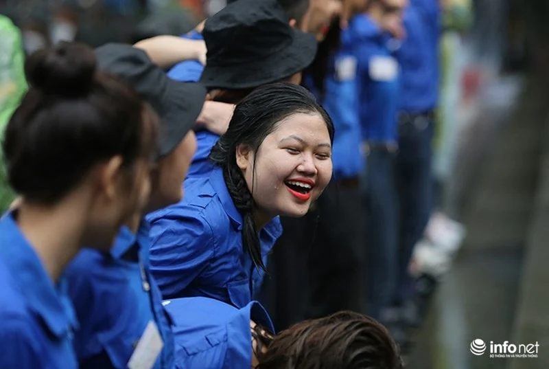Chùm ảnh lực lượng tình nguyện đội mưa làm hàng rào tại Đền Hùng - Ảnh 12