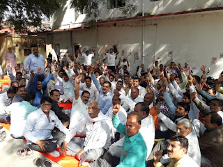 Jaunpur Live : तीन सूत्रीय मांगों को लेकर सहकारी समिति कर्मचारी संघ ने किया प्रदर्शन