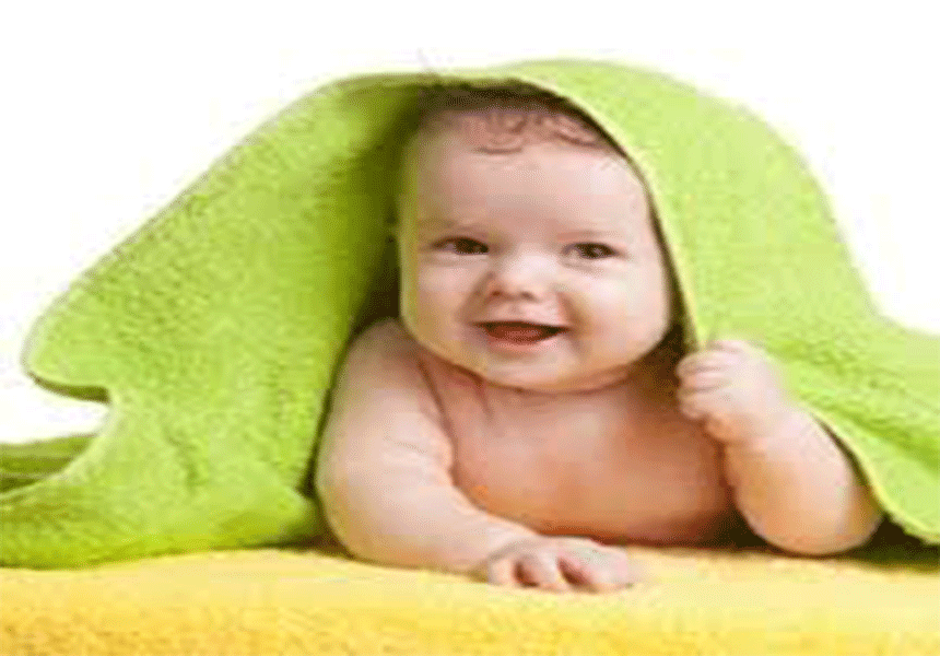 улыбка младенца. новорожденные не может покаеатт. дети после эко. младенец. счастливый маленький ребенок.