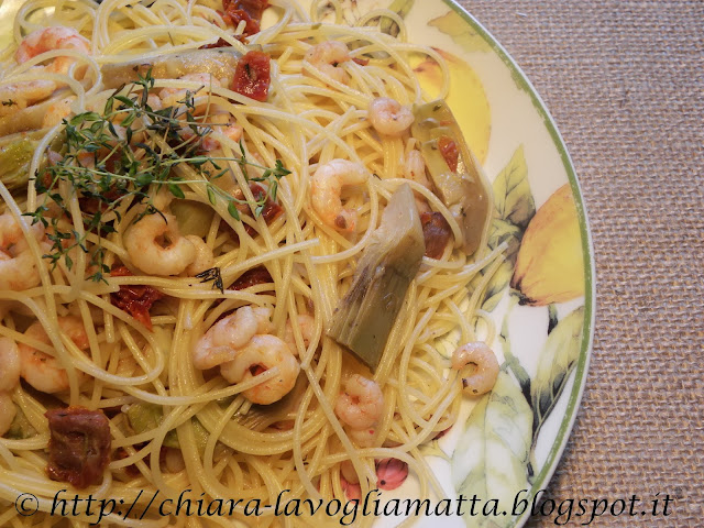 spaghetti con gamberetti, carciofi e pomodori secchi