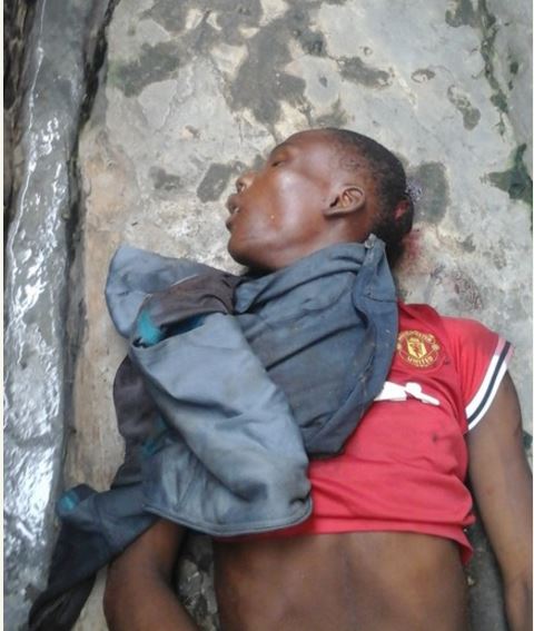 Notorious Teenage Robber’s Head Cut Open By His Gang Members At Ijora Badia, Lagos State (Graphic Photos)