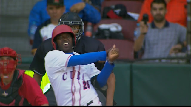 Los swings de William Saavedra, nos dejaron un olor a gloria en el aire que nos reconforta y nos hace soñar. Los swings de William Saavedra, nos dejaron un olor a gloria en el aire que nos reconforta y nos hace soñar.