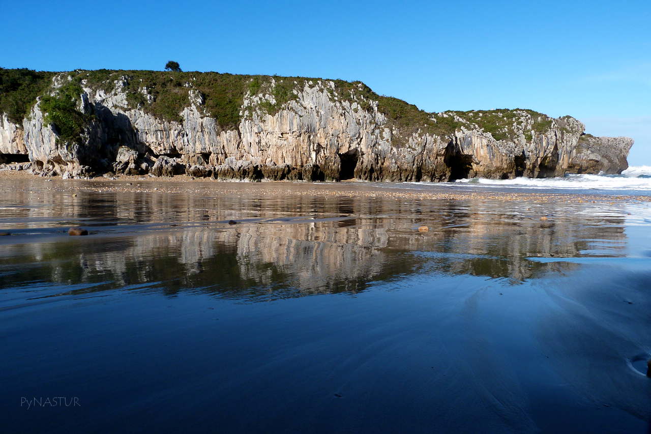 Playa de Cuevas del Mar - Llanes - Asturias Playa de Cuevas del Mar - Llanes - Asturias
