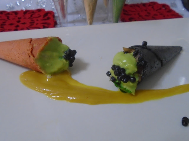 miniconos crujientes con tartar de salmón,sucedáneo de caviar