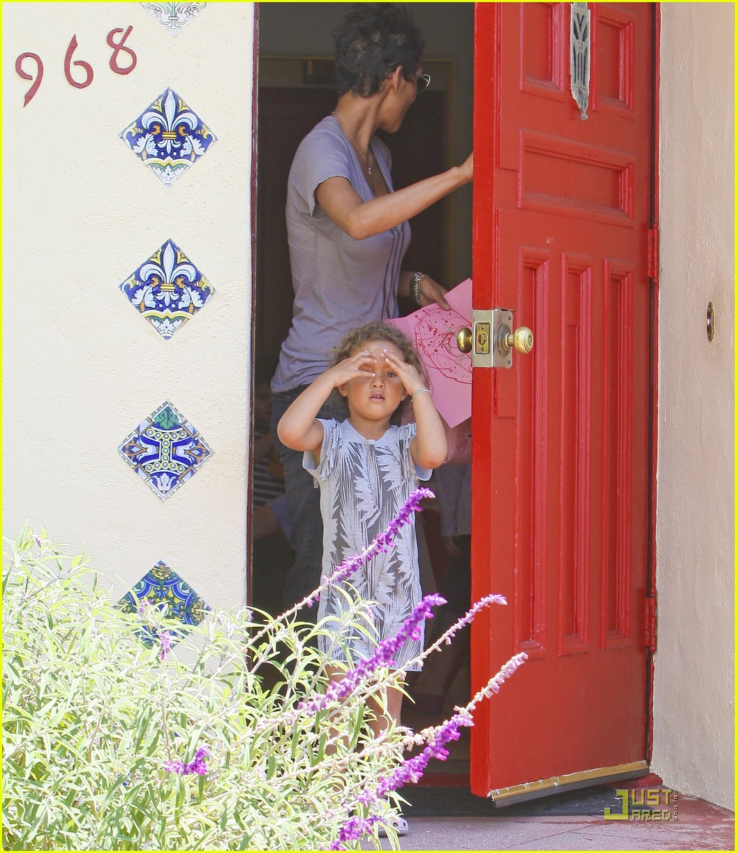 http://3.bp.blogspot.com/-w2z2Z0xc2fg/TlF0gZmVJbI/AAAAAAAAOSY/KFqf4PZLZSM/s1600/halle-berry-nahla-preschool-14.jpg