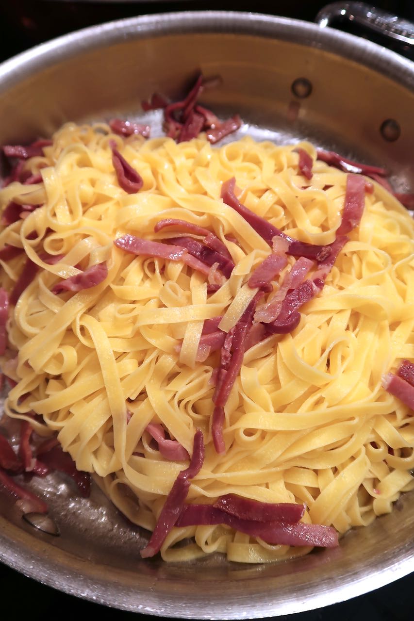 Scrumpdillyicious Tagliolini Gratinati al Prosciutto con Besciamella