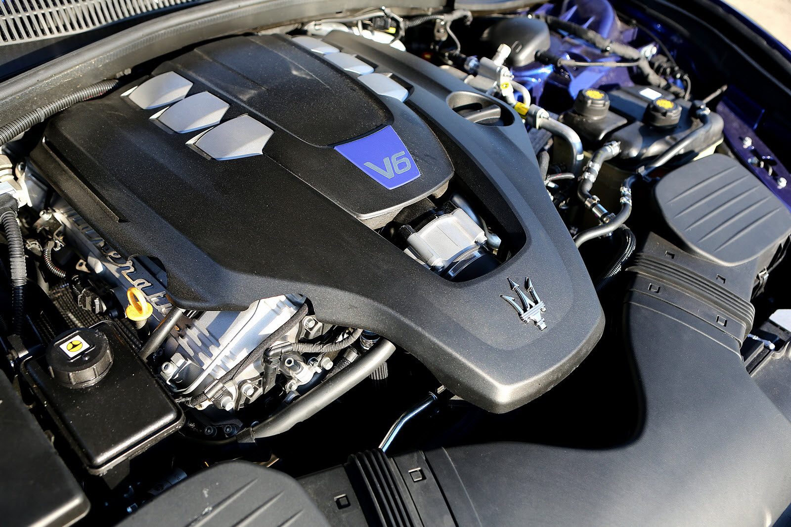 NEW MASERATI GHIBLI : PREMIUM E SEGMENT FEATURES TWO TWIN-TURBO V6