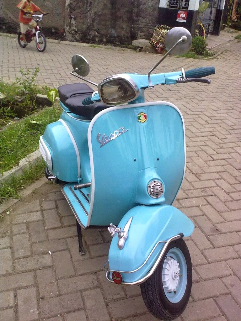 vespa super biru muda