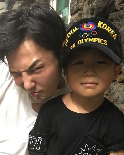 Yang Hyun Suk, şirin oğlunun resimlerini paylaştı