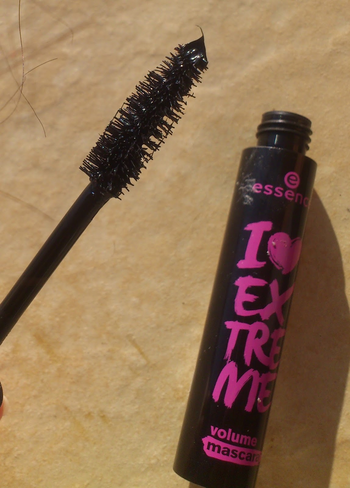 Watupkizzerandb ESSENCE I LOVE EXTREME VOLUME MASCARA / ESSENCE CRNA