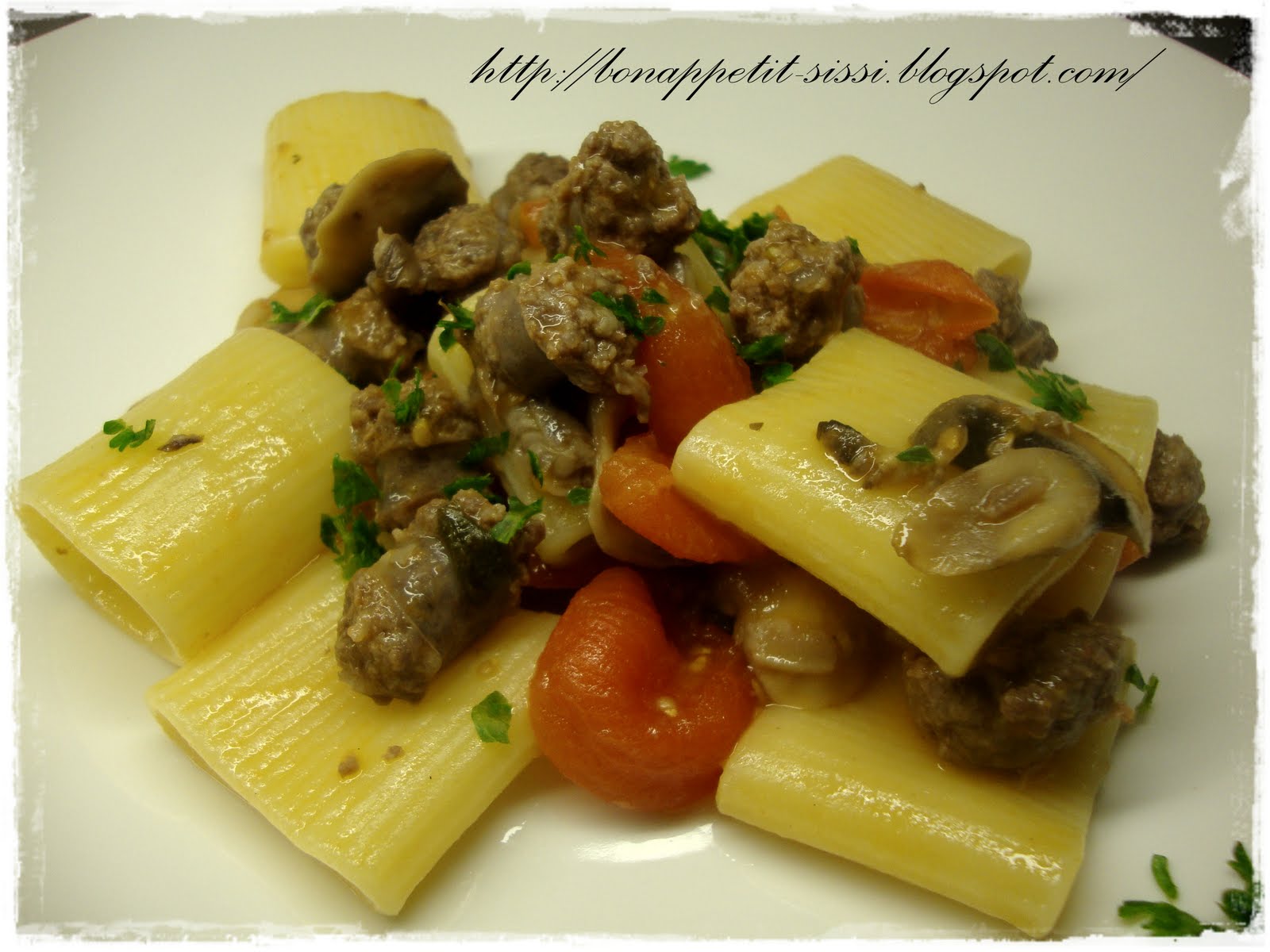 'e Miez Paccheri Rigati con funghi, salsiccia e pomodorini