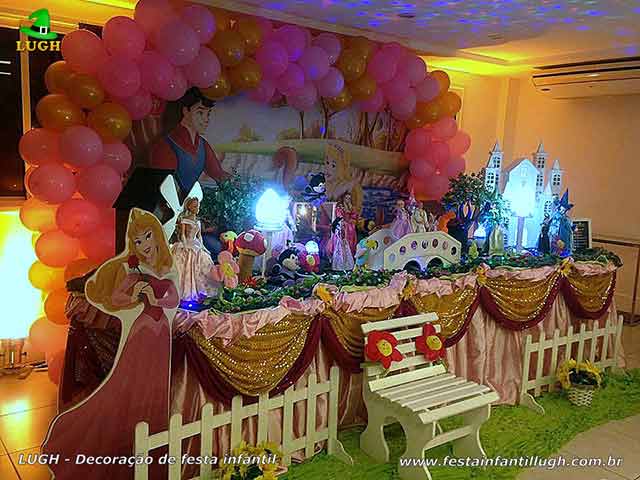 A Bela Adormecida em mesa decorada tradicional com toalha de pano