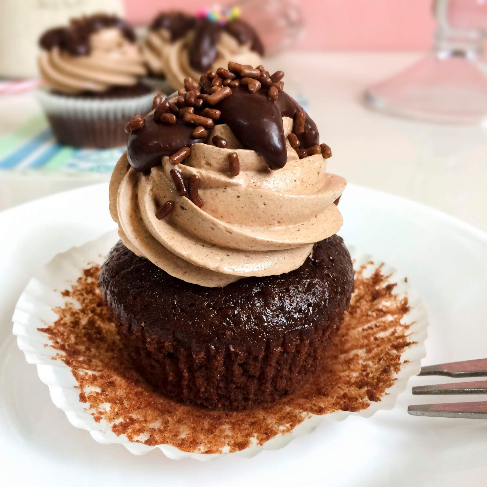 Cupcakes de chocolate con buttercream de merengue suizo Cupcakes de chocolate con buttercream de merengue suizo