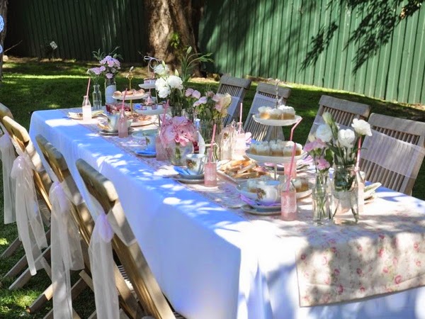 How to set the table in the garden