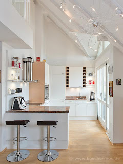 Kleine Küche für eine Loft mit beleuchtetem  Küchenboard