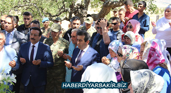 Diyarbakır Valisi Güzeloğlu 15 Temmuz'da katledilenlerin kabrini ziyaret etti Diyarbakır Valisi Güzeloğlu 15 Temmuz'da katledilenlerin kabrini ziyaret etti