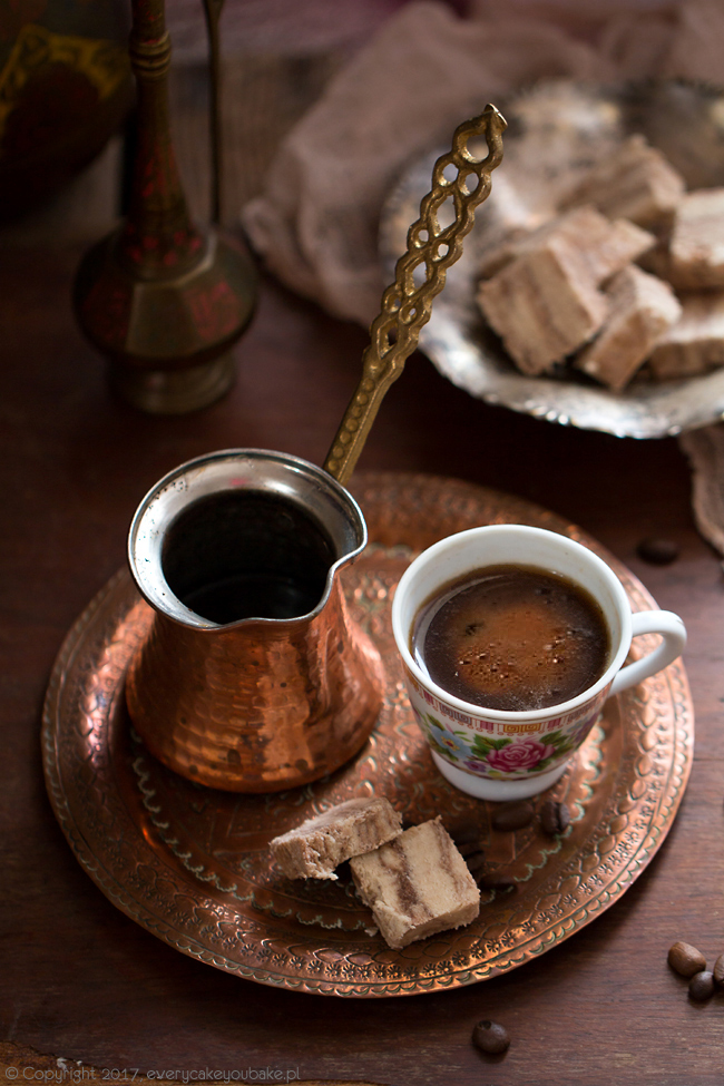 kawa po turecku parzona w tygielku z cukrem i przyprawami