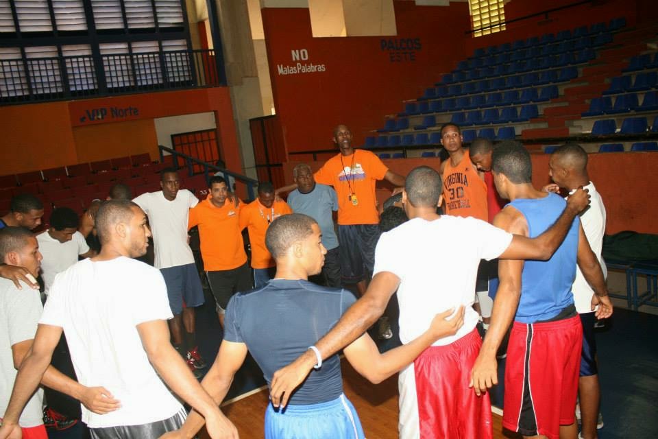 Carlos Medina retorna como dirigente de Cañeros del Este; practican en polideportivo La Romana.