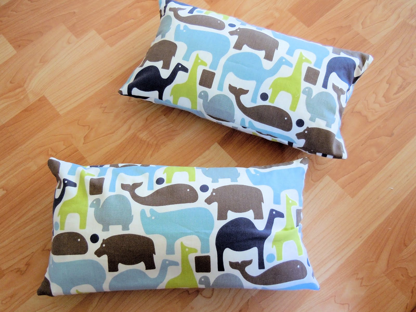 Tutorial How to Make Throw Pillows from a Bed Pillow Naturally