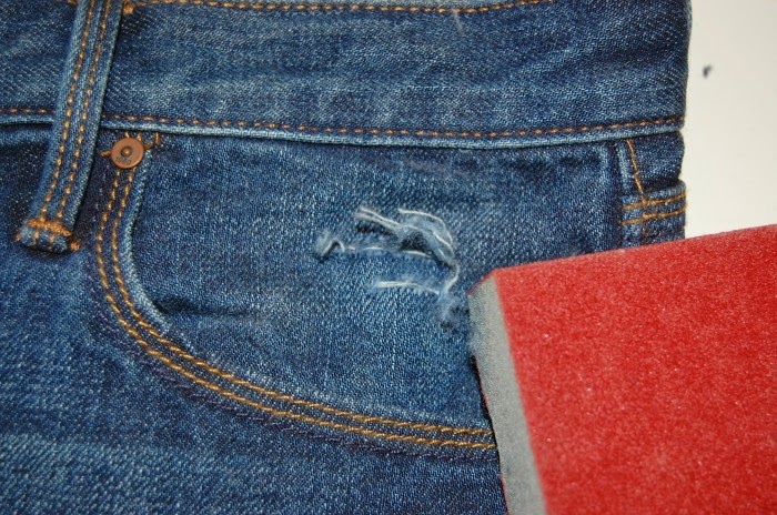 GlamVolution: DIY: Distressed Jeans