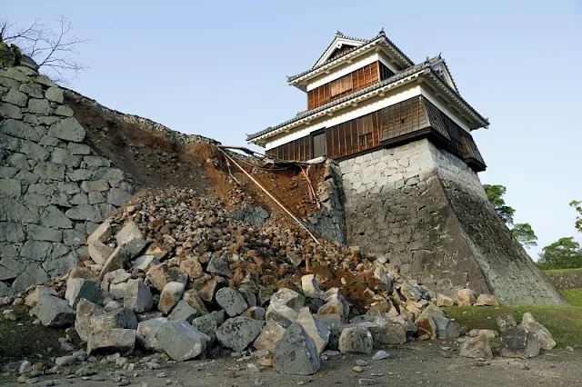  A damaged stone wall caused by an earthquake is seen at the Kumamoto Castle in Kumamoto. REUTERS/Kyodo