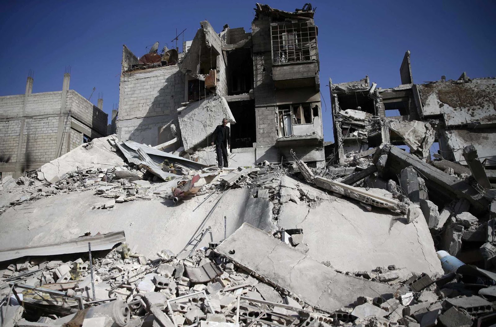 Bombardeios causam 80 mortos e 300 feridos em um dia na Síria; veja imagens