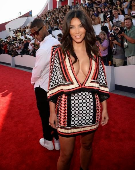 Kim Kardashian Amtega Usher Kwenye tuzo za MTV VMA, Ashindwa Kuficha