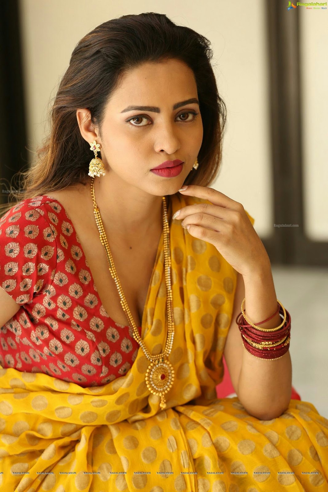 sarees in indian Beautiful women