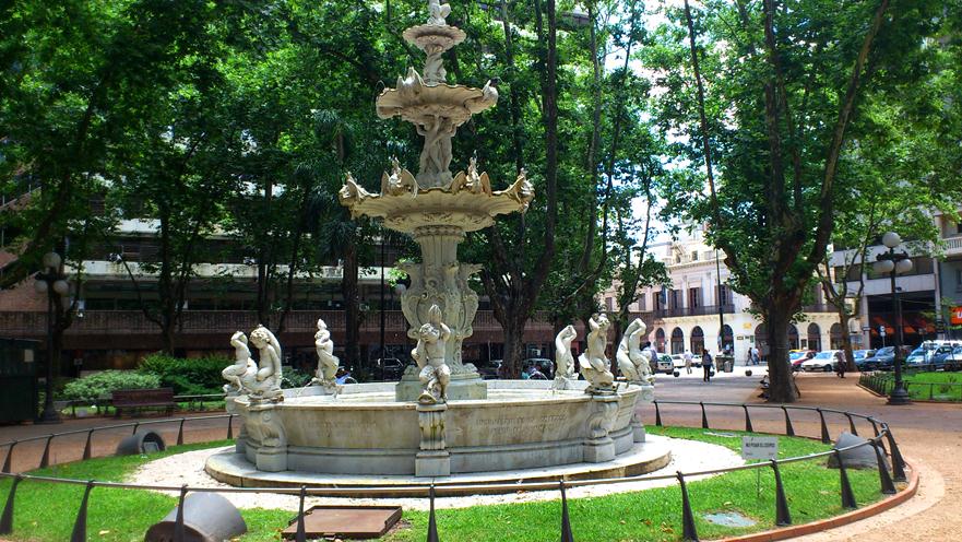 Puerto Cangrejo Plaza Matriz de Montevideo y la feria de antigüedades