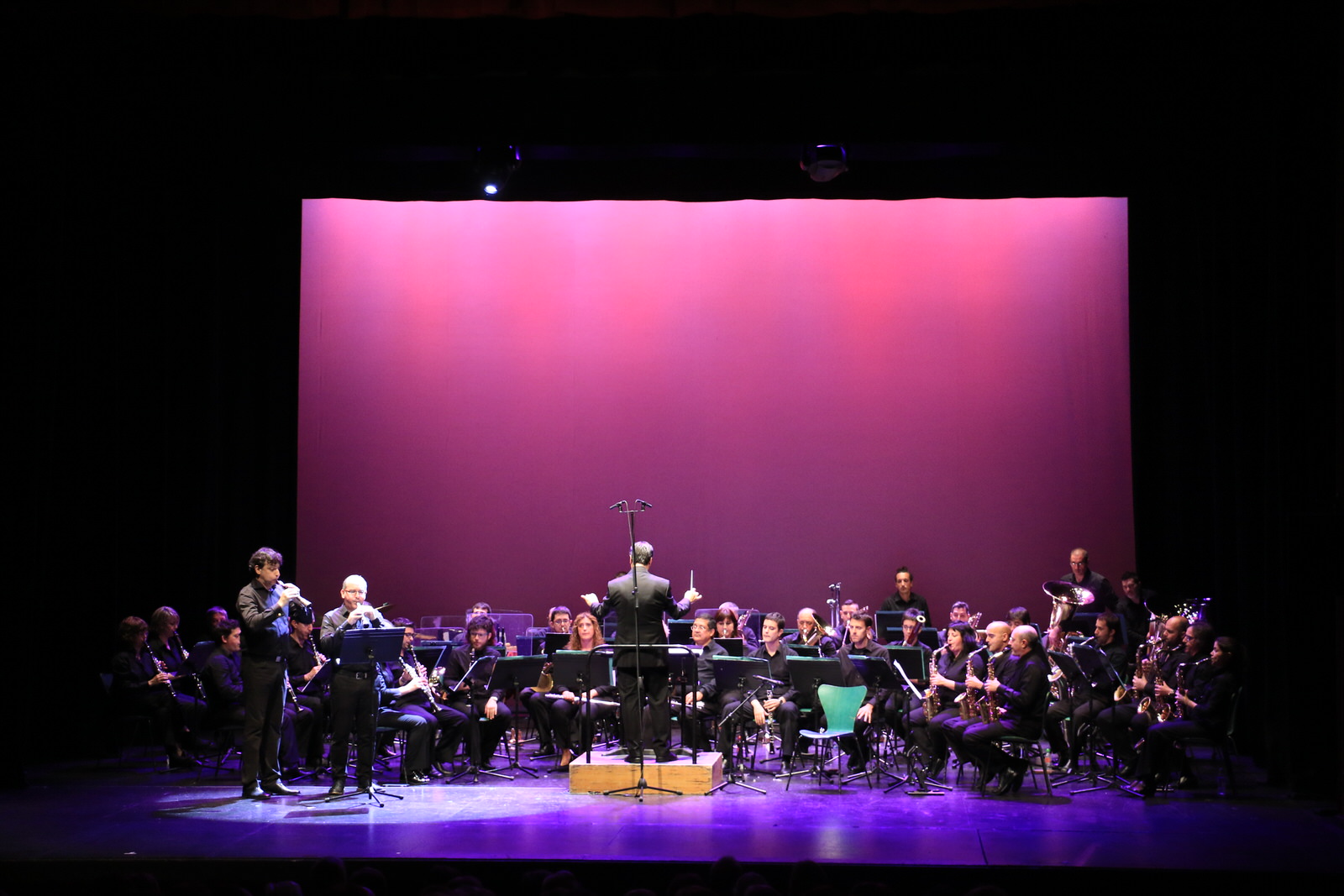 El teatro se llena para el espectáculo de música, danzas y versos