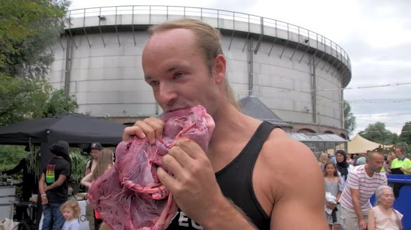 Άνδρας καταβρόχθισε ωμό κρέας σε φεστιβάλ χορτοφάγων για να διαμαρτυρηθεί