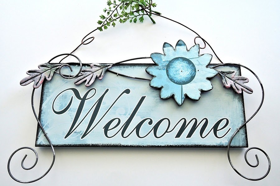 placa de bem vindo com armação de metal e flores placa de bem vindo com armação de metal e flores