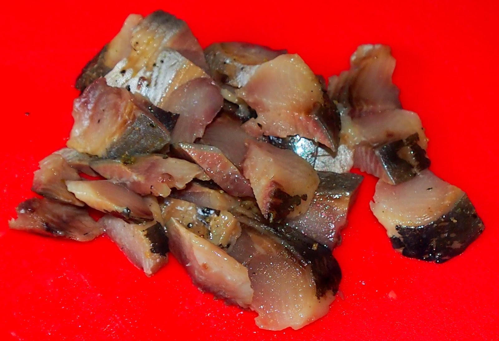 скумбрия сельдь лосось. селедка нарезанная. селедка кусочками в масле. сельдь соленая (пряный посол). скумбрия пряная малосольная.