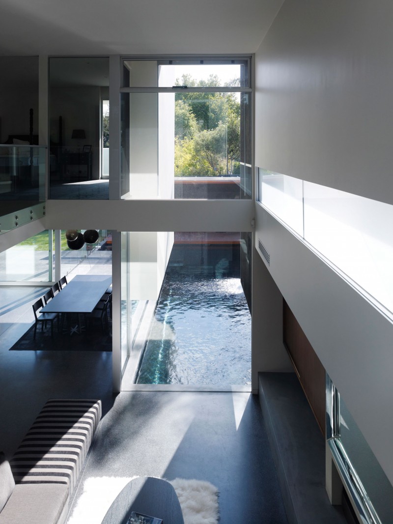 Hogares Frescos: Casa Moderna de Dos Pisos con Piscina Externa
