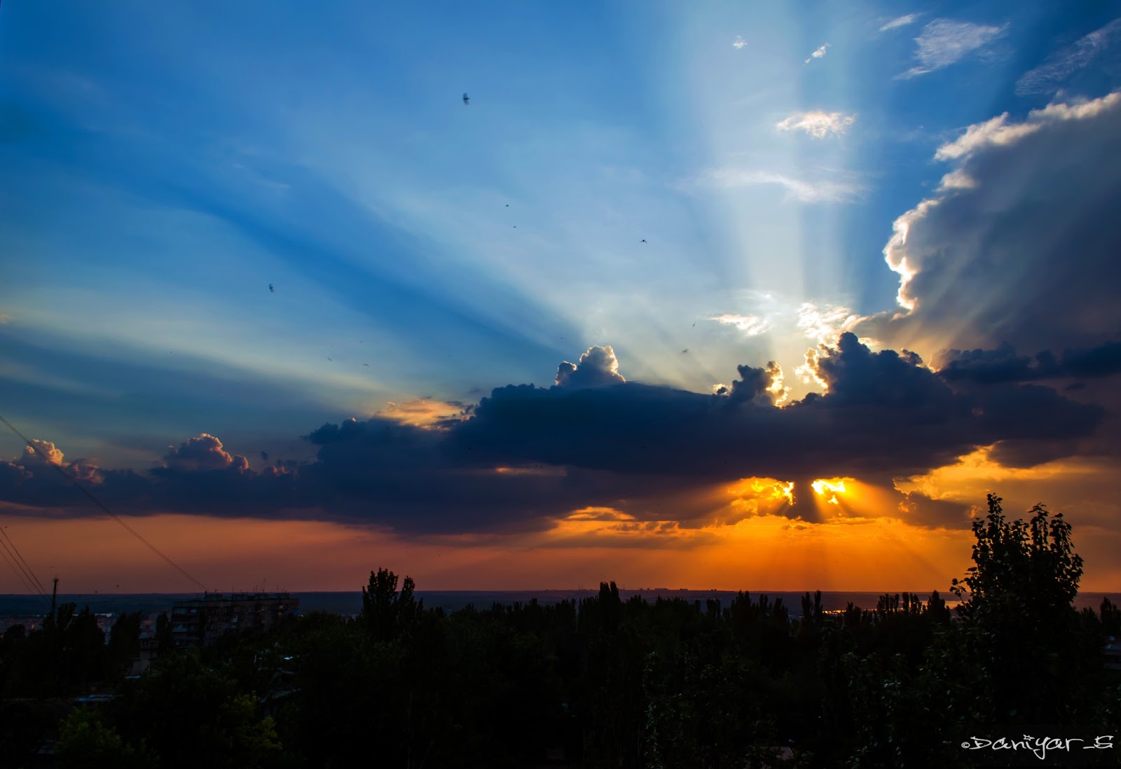 метеорный поток лириды 2022. объекты на небе ночью. ночь над городом. небо сегодня. серебристые облака.